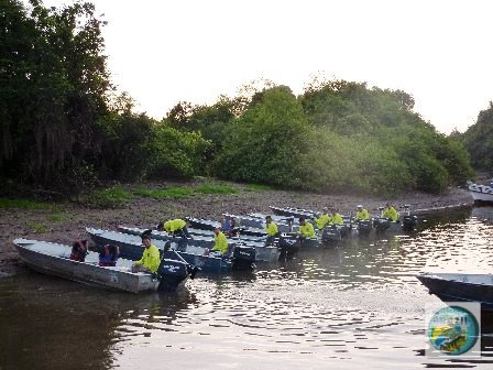 Fotos da cabine de comando e dos equipamentos e pessoal de apoio que acompanham o barco hotel TUMBIRA